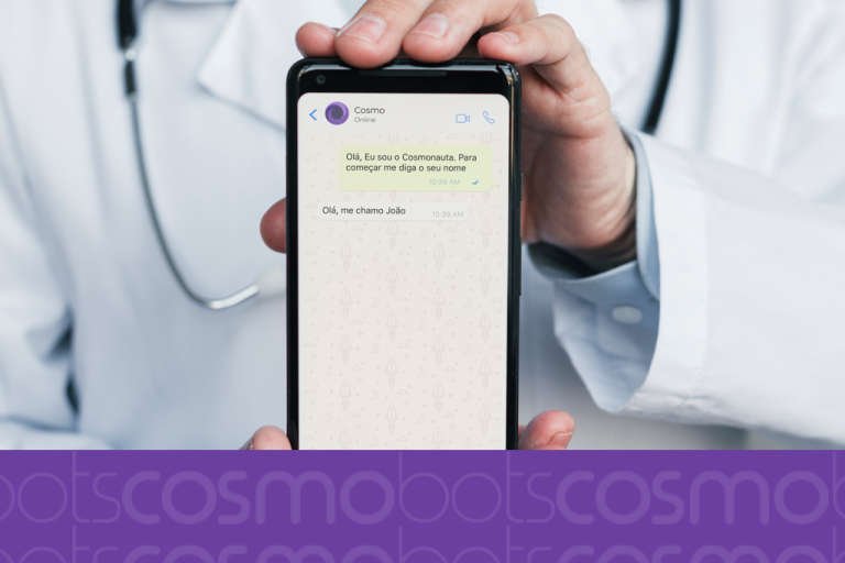 Médico segurando telefone e exibindo uma conversa com chatbot
